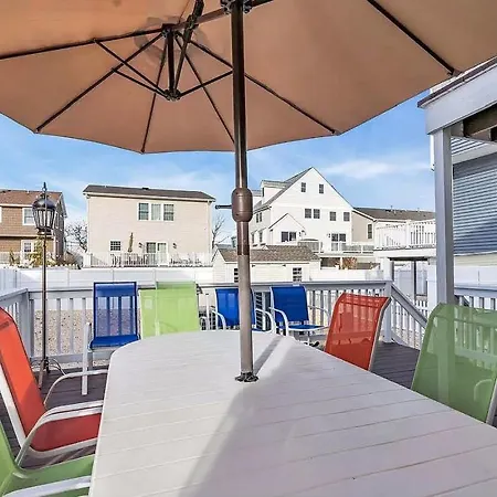 Seaside Getaway! 3 Blocks To Beach With Washer-Dryer